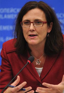 EU-kommission&auml;ren Cecilia Malmstr&ouml;m f&aring;r kritik n&auml;r hon f&ouml;resl&aring;r h&aring;rdare vapenregler p&aring; felaktiga grunder.