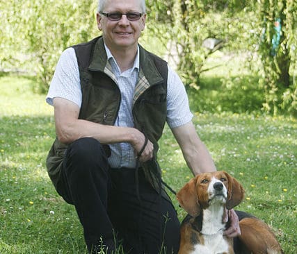 Riksdagsman och j&auml;gare. Christer Eriksson, riksdagsman f&ouml;r centern, s&auml;ger nej till inplantering av varg. H&auml;r ses han med finnst&ouml;varen Lovis.