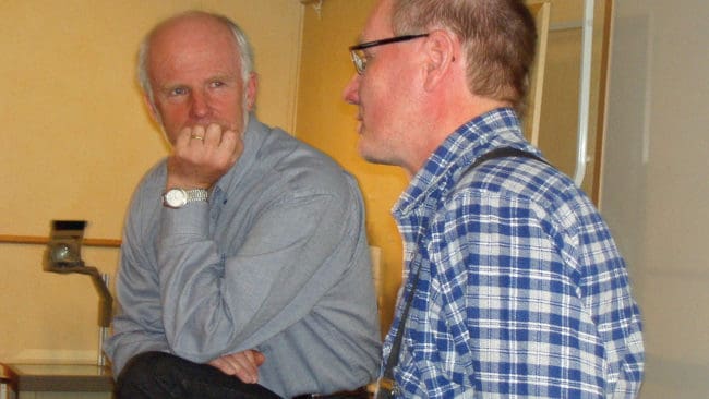 Conny Sandström, förbundsordförande för Jägarnas Riksförbund, lyssnar på vapensmeden Kenneth Erikson, som hoppas att jägarna säger ifrån i höstens val.