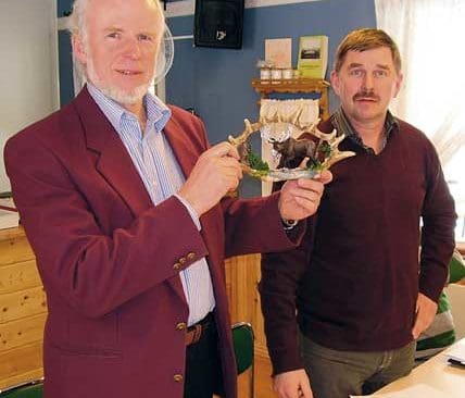 Conny Sandström fick en liten gåva för att han deltog vid stämman. Till höger: Håkan Önneholm, distriktsordförande i Norrbotten.