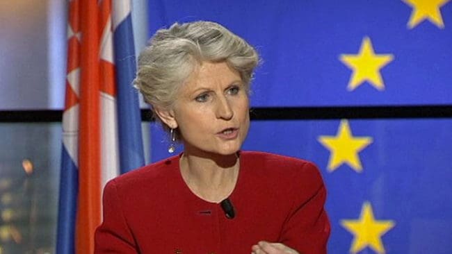 Moderaternas EU-parlamentariker Anna Maria Corazza Bildt är med idag när vapendirektivet undertecknas.