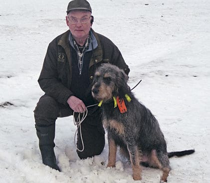 Anders Henriksson och Tr&auml;stabos Dacke som tog f&ouml;rsta pris i jaktprov p&aring; vildsvin med drivande hund.