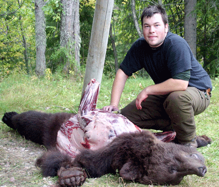 Lyckad björnjakt i Orsa Finnmark för två år sedan. Nu är frågan om vilken tilldelning det bör vara i årets björnjakt. Jägarna kämpar även i år för att få en kvot på 35 björnar. Men länsstyrelsen föreslår samma kvot som de gjorde förra året – 27 björnar.