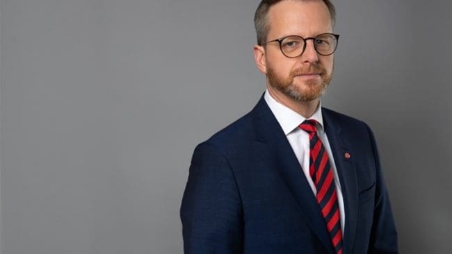 Inrikesminister Mikael Damberg (S) har fått ytterligare en riksdagsfråga om hur det blir med Polisens nya föreskrifter, som bland annat gör att alla skjutstationer ska besiktas innan jaktstigar genomförs.