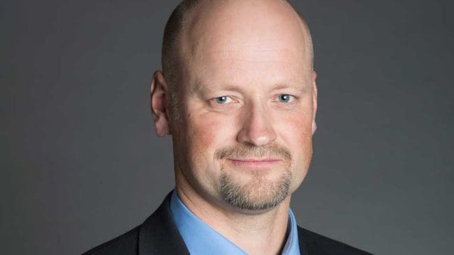 Daniel Bäckström (C) har frågat landsbygdsminister Sven-Erik Bucht (S) hur man ska säkerställa att beslut kring vargjakt verkligen genomförs. Han är inte nöjd med svaret.