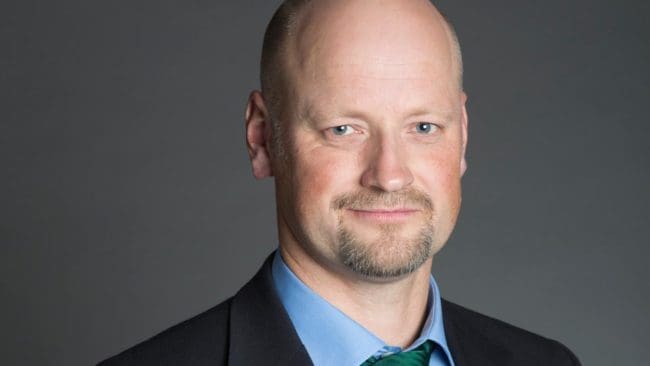 Daniel Bäckström (C) tycker att regeringen gör allt för att försvåra rovdjursförvaltningen och vill ha svar på vad de tänker göra i vargfrågan.