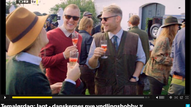 Ett inslag om jakt på danskt tv upprör många jägare i landet, eftersom de menar att inslaget inte skildrar jakt på rätt sätt utan som en hobby för rika människor som dricker champagne innan jakten.