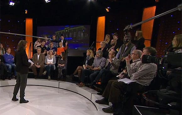 Flera g&aring;nger f&ouml;rs&ouml;kte Kjell Lennartsson, l&auml;ngst till h&ouml;ger i bild, f&aring; ordet under inspelningen av programmet Debatt. Men g&aring;ng p&aring; g&aring;ng ignoreras han av programledaren.