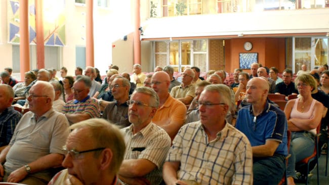 Cirka 100 personer fanns i publiken när Jägarnas Riksförbund arrangerade en rovdjursdebatt med riksdagspartierna inför valet i höst.