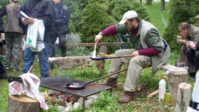 Niels Nielsen brassar kolbullar över den öppna elden.