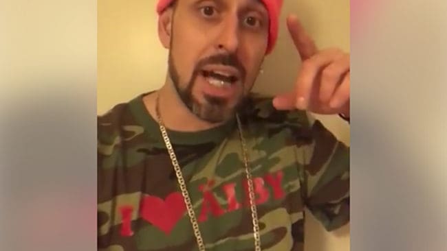 I en kort filmsekvens på Facebook ger artisten Dogge Doggelito stöd till industriledaren, som varit häktad misstänkt för illegal vargjakt. Det är den långa häktningstiden Dogge reagerat på.