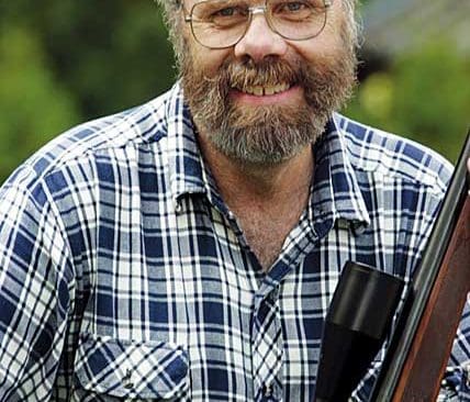 Minst 70 procent av de vargvalpar som har f&ouml;tts i varje revir b&ouml;r skjutas f&ouml;r att bromsa tillv&auml;xten i vargstammen, anser Ejnert Anderssen, JRF-basen i V&auml;stmanland.