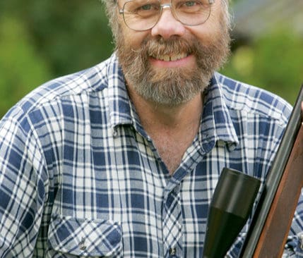 Sveaskogs initiativ med stödutfodring av älg framstår mest som ett försök att slippa mista arrendepengar för jakten, tycker Ejnert Anderssen