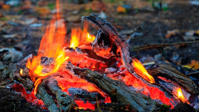 Det har brunnit ovanligt mycket i skogarna i Gästrikland och räddningstjänsten menar att det ofta är jägarnas eldar som är orsaken.