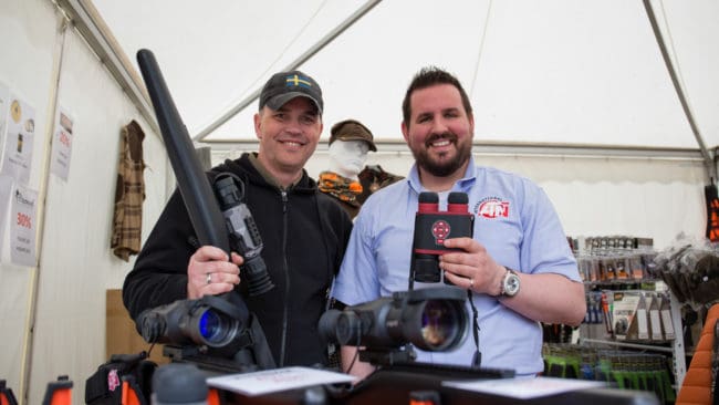 Rickard Lundberg på Racerback och influgna Terry Garlick från ATN i England visar toppmoderna kikare och sikten.