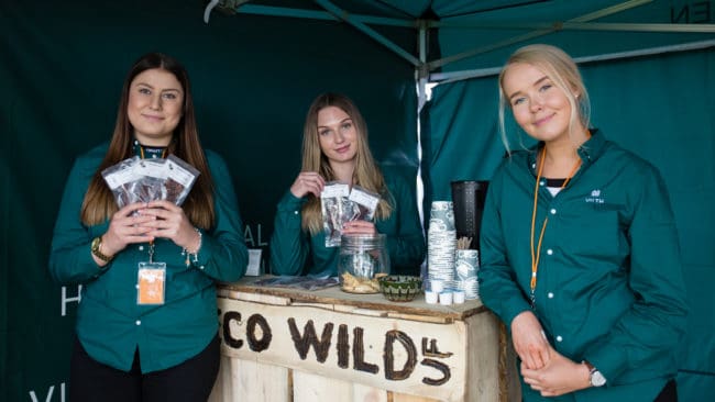Emma Stening, Amanda Kareliusson, Junie-Michelle Nyström, ECO Wild UF säljer lokalt snacks.