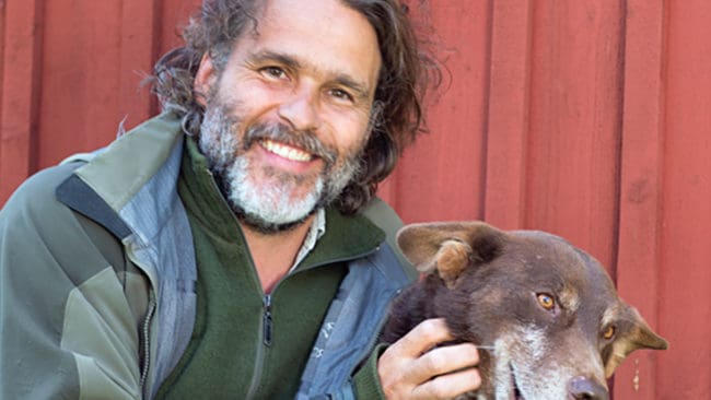 Erik Haag tillhör kändisarna som jagar och blir dragplåster vid Sunne jaktmässa, där han ska berätta om tillvaron som hundförare.