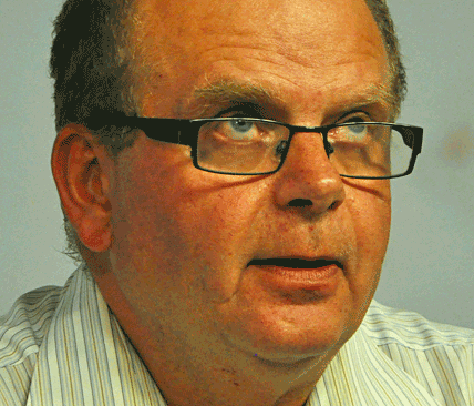 Landsbygdsminister Eskil Erlandsson tittar bort fr&aring;n rovdjuren, som stoppar jakt och boskapsh&aring;llning, n&auml;r han satsar p&aring; &rdquo;Det nya matlandet&rdquo;, h&auml;vdar debatt&ouml;ren.