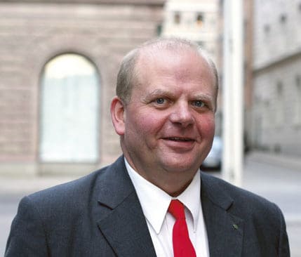 Jordbruksminister Eskil Erlandsson kan tänka sig att importera varg till Sverige. I gengäld kan det bli lättare att få skyddsjakt på varg.
