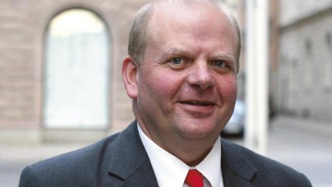 Att Socialdemokraterna går på Miljöpartiets linje i frågan om vargjakt är ett stort svek mot väljarna, anser före detta landsbygdsminister Eskil Erlandsson (C).