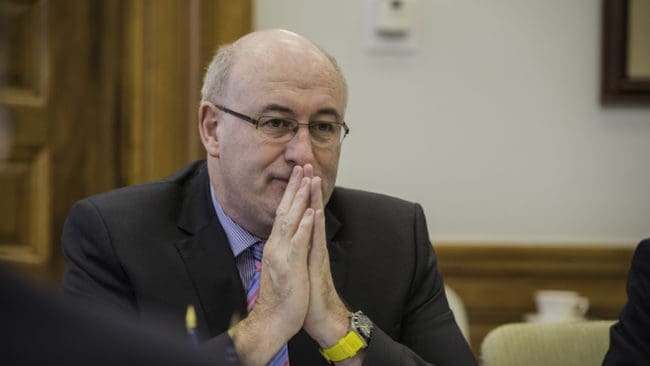 EU-kommissionen är medveten om de problem som vargen orsakar. Men den ansvarige kommissionären, irländaren Phil Hogan, hänvisar till att det finns EU-stöd att söka i stället för att öppna för vargjakt.