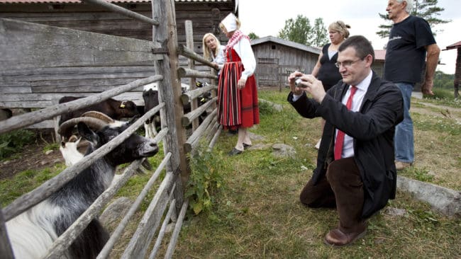 Bilden av Sverige. EU-kommission&auml;ren Jean Fran&ccedil;ois Brakeland &auml;r en de EU-uts&auml;nda som nu f&ouml;rs&ouml;ker bilda sig en uppfattning om den svenska licensjakten p&aring; varg. Strider den mot EU-reglerna eller inte?