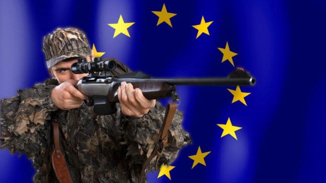 Borgerliga företrädare varnar för att det antagna vapendirektivet i EU kan bli ett vapen för att ändå klämma åt legala vapenägare i Sverige. Dessutom står det redan nu klart att skytten på bilden kommer att råka illa ut om polisen upptäcker att magasinet rymmer mer än tio patroner.