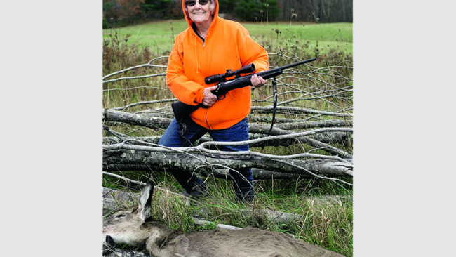 80-åriga Terry Labbe i USA-delstaten Maine har debuterat som jägare och fällt sin första hjort.