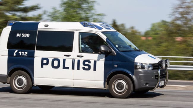 Enligt en undersökning med boende i vargmarker i östra Finland är det färre som stöder illegal vargjakt, men det är i stort sett bara utsocknes som anmäler misstänkta jaktbrott till polisen.