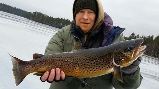 Rikard Johansson med öring fångad på bly.