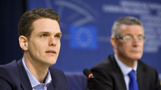 Christofer Fjellner (M) pekar på att EU-direktiven förvisso bör ses över, men också på att Sverige kan tolka direktiven på annat sätt än i dag.