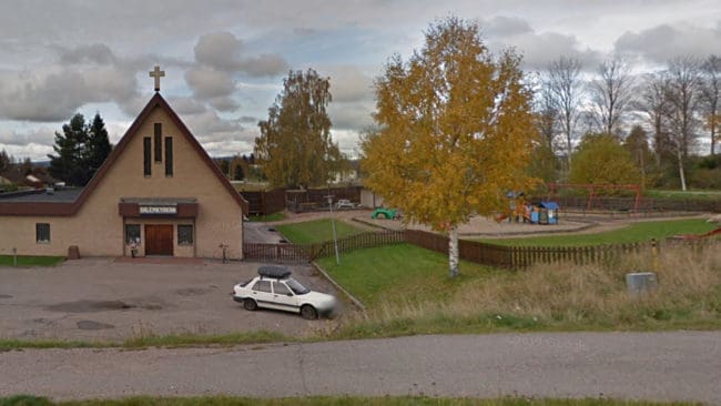 Förskolebarnen i Salemkyrkan hålls bakom det låga staketet efter vargbesöket. Den orädda vargen i Edsbyn ska beskjutas med gummikulor för att skrämmas bort. Fungerar inte det kanske länsstyrelsen Gävleborgs län måste låta vargen smaka bly efter ett beslut om skyddsjakt.