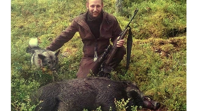 David Nilsson och Odin med vildsvinsgalten som fälldes i Färila på tisdagsmorgonen.