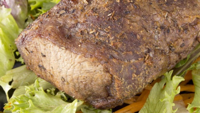 Dålig grillning tros vara orsaken till att antalet fall av hepatit E ökar kraftigt. På bilden en grillskiva vildsvinskött.