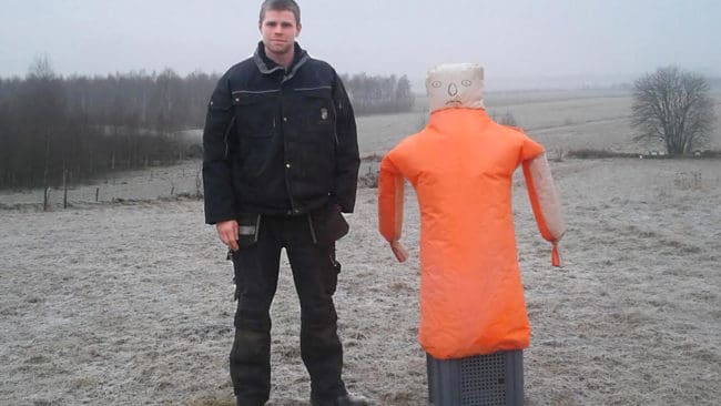 Kristian Kroons jobb är att skrämma bort bland annat fåglar från lantbrukarnas grödor. Gummigubben som blåser upp sig själv var 20:e minut är ett av hans vapen.