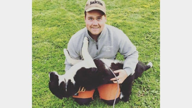 Gustav Bergman och hans unga karelska björnhund Oryx.
