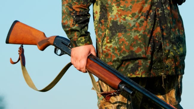 En man som är medlem i Bandidos får inte ha licenser för jaktvapen, anser Kammarrätten. (Arkivbild)