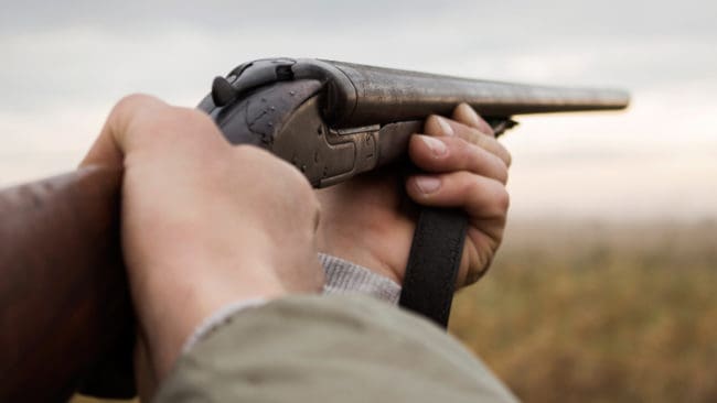 Nästan tre års väntan i lagföringen gör att en jägare från Riala slipper några månader i fängelse för vapenbrott, resonerar tingsrätten i Norrtälje. Mannen döms istället till böter på 4 000 kronor för att ha haft illegala jaktvapen.