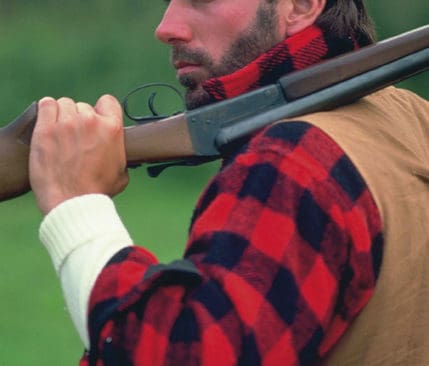 Socialstyrelsen och Läkarförbundet tycker att de som vill behålla sina vapen regelbundet måste lämna in läkarintyg på att de är friska.