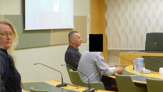 Advokat Per Svedlund med sin 59-årige klient under häktesförhandlingen