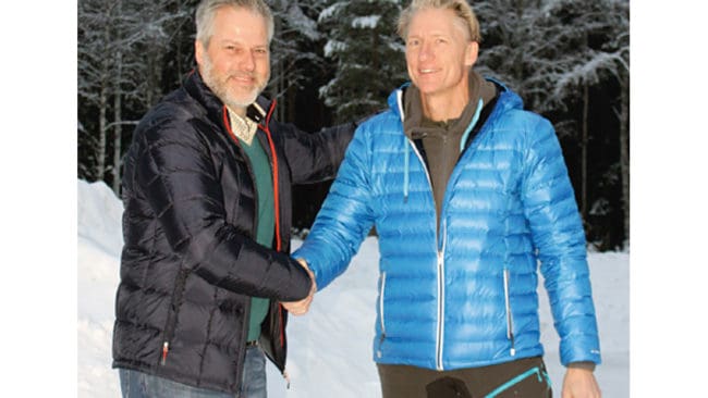 Handskakningen som bekräftar affären mellan Peter Albertsson, NNS Sweden, och Kenneth Edlund, Nordik Distribution.