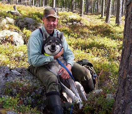 Bojkottar vargjakten. S&aring;gverks&auml;garen Karl Hedin, h&auml;r med j&auml;mthunden Clay, anser att licensjakten p&aring; varg, s&aring; som den genomf&ouml;rdes 2010 och planeras 2011, bara f&ouml;rv&auml;rrar problemen f&ouml;r dem som redan &auml;r drabbade av vargrevir. Fler m&aring;ste k&auml;nna p&aring; hur det &auml;r att leva med varg, menar han.