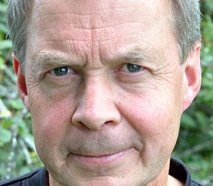 &ndash; Lena Ek tror att hon ska komma ifr&aring;n vargfr&aring;gan genom att l&auml;mna &ouml;ver den till tj&auml;nstem&auml;nnen, men s&aring; &auml;r det inte. Det &auml;r hon och regeringen som b&auml;r ansvaret, s&auml;ger Karl Hedin.