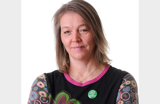 Helena Vilhelmsson, Centerns distriktsordförande i Örebro län, vill ha svar på hur Socialdemokraterna ställer sig till hur EU ifrågasätter den svenska vargförvaltningen.