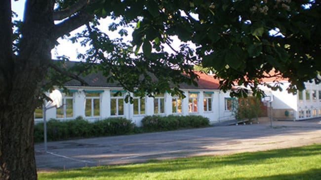 Huddunge byskola värnar om elevernas säkerhet och låter dem inte längre röra sig i skog och mark.