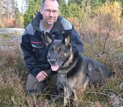 Fredrik Lenti, hundf&ouml;rare vid Stockholmspolisen, sl&auml;ppte Allvar i skogen f&ouml;r att s&ouml;ka en f&ouml;rsvunnen bil&auml;gare p&aring; M&ouml;rk&ouml;. D&aring; attackerades Allvar av ett vildsvin. Polishunden &ouml;verlevde med n&ouml;d och n&auml;ppe.