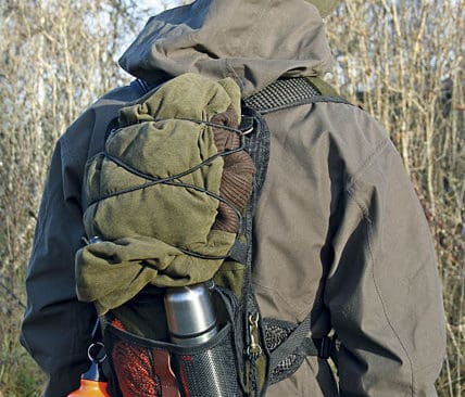 Härkilas hundförarsäck. Här nedlastad med förstärkningsplagg och vattenflaska hängande på utsidan samt Thermos minsta modell i ytterfacket.