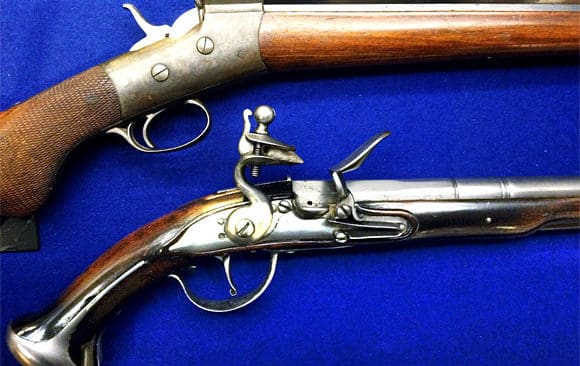 Detta &auml;r tv&aring; av de vapen som donerats till Husqvarna Fabriksmuseum &ndash; den &ouml;vre &auml;r enkelskottsb&ouml;ssan modell 17A och den undre &auml;r pistol modell 1716.