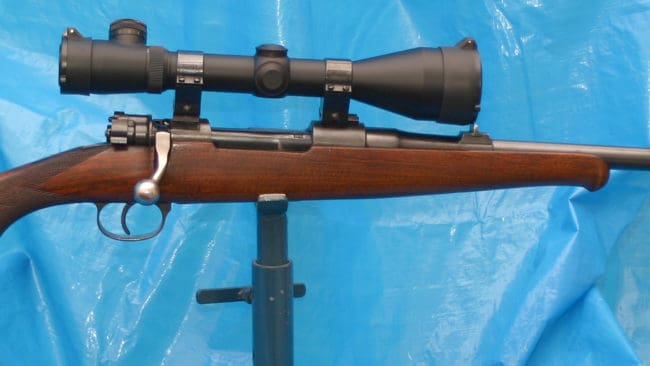 En lätt modifierad Husqvarna 146 från 30-talet med en förkrigslåda m/98, tillverkad av FN i Belgien.