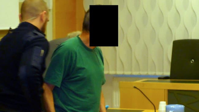 Här förs miljardären och industrimannen bort i handbojor sedan han häktats, bland annat misstänkt för att ha dödat en varg illegalt i fredags. Polisen tror att det kan finnas rester av vargen i askan från en ugn i en av industrimannens anläggningar.